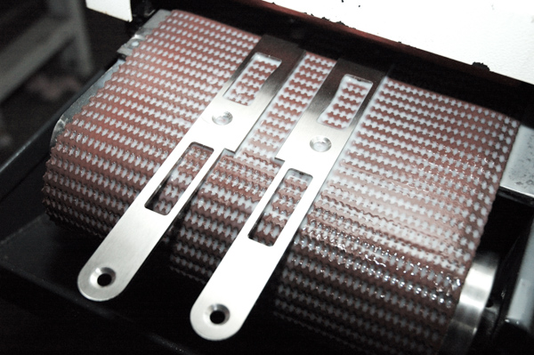 Schließbleche geschliffen Korn 320