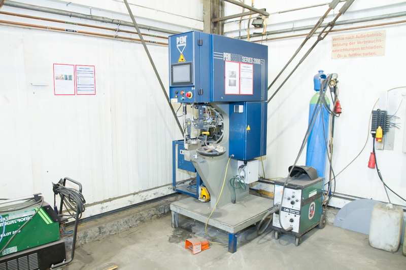 Einpressen von Serienbolzen in Blechteile