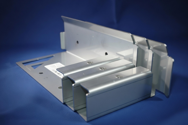 Laserzuschnitte, gekantet, mit Einnietmuttern